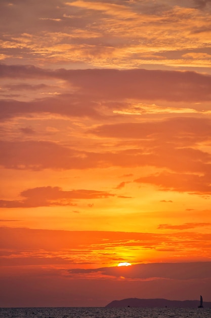 Un bel tramonto e una spiaggia di sabbia marina