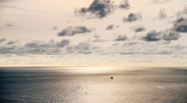 海の上の美しい夕日、海の景色の背景