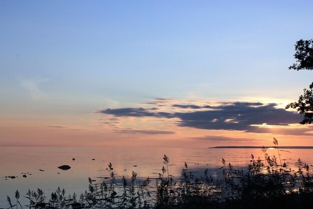 海に沈む美しい夕日 空が鮮やかな色で染まる