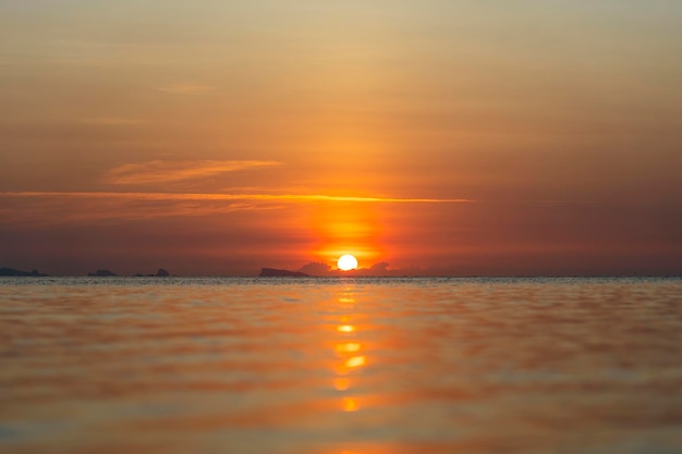 바다 위의 아름다운 일몰 여름 휴가 개념 태국
