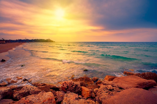 テルアビブの海に沈む美しい夕日-イスラエル、ヤッファ