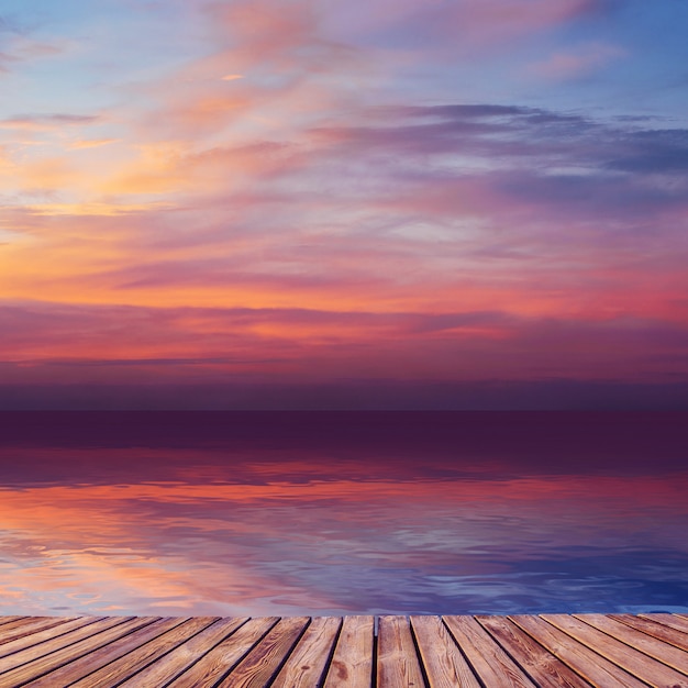 Foto bel tramonto sul mare con riflesso nell'acqua.