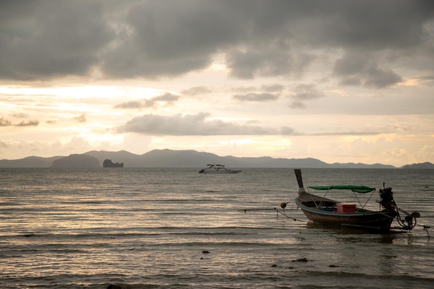 伝統的なタイの釣りロングテールボートで海に沈む美しい夕日ローダラムベイで夕日ピピ島クラビタイ