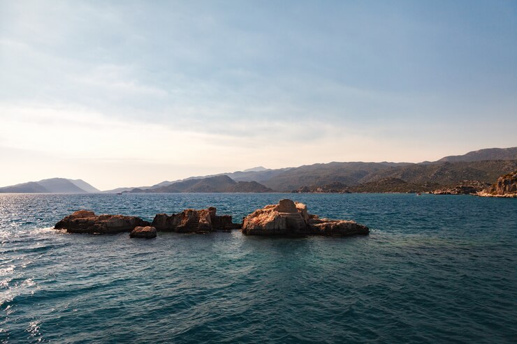 Красивый закат в море с видом на горы