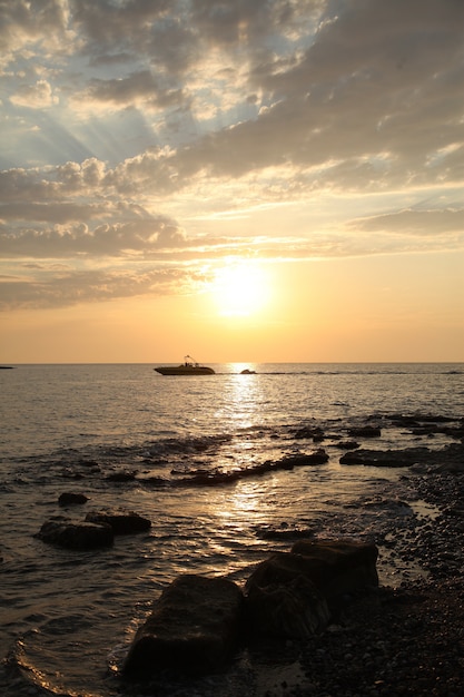 海の上の美しい夕日