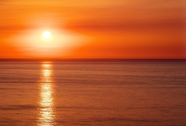 海の上の美しい夕日