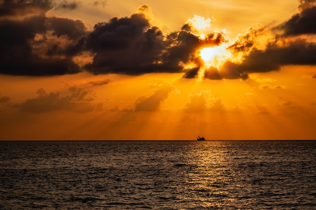 海の上の美しい夕日