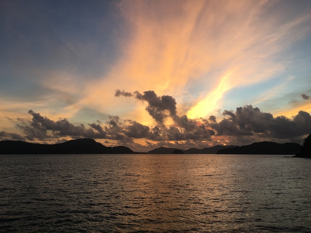 海の美しい夕日。