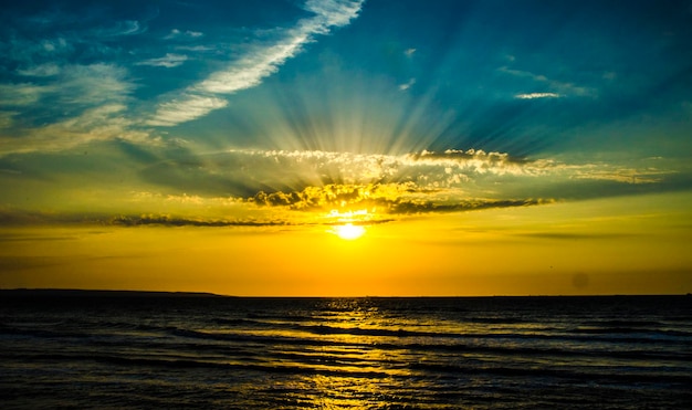 海に沈む美しい夕日