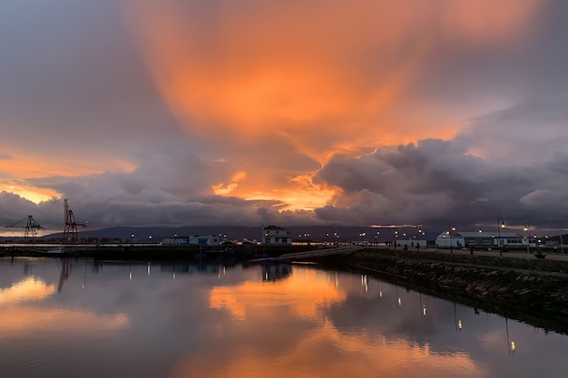 港の劇的な風景に沈む美しい夕日、Vilagarcia de Arousa、ガリシア、スペイン