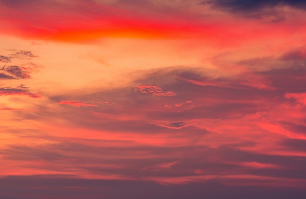 Bel cielo al tramonto e nuvole. drammatico cielo arancione, rosso, rosa e viola.