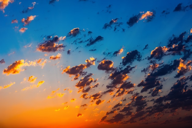 雲と美しい夕焼け空