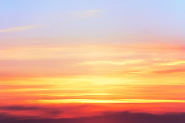 Photo beautiful sunset sky with colorful evening clouds.