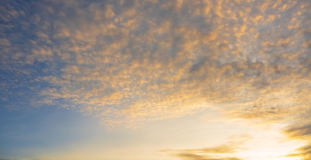 劇的な雲と美しい夕日の空