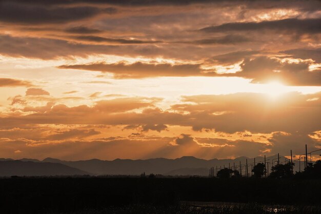 写真 美しい夕暮れの空