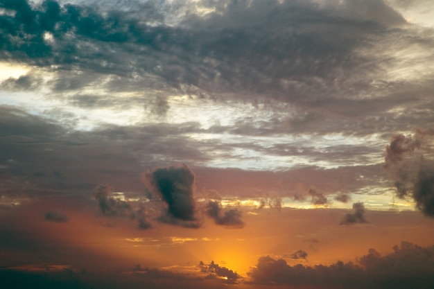 Foto bel cielo al tramonto