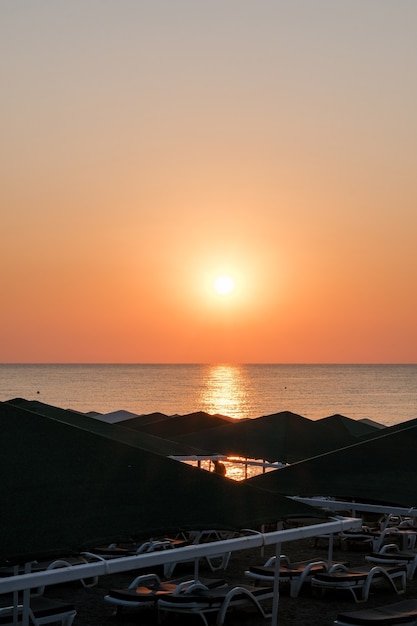 ピンクの空と桟橋のある美しい夕日の日の出のビーチ。旅行、リラックス、瞑想の概念