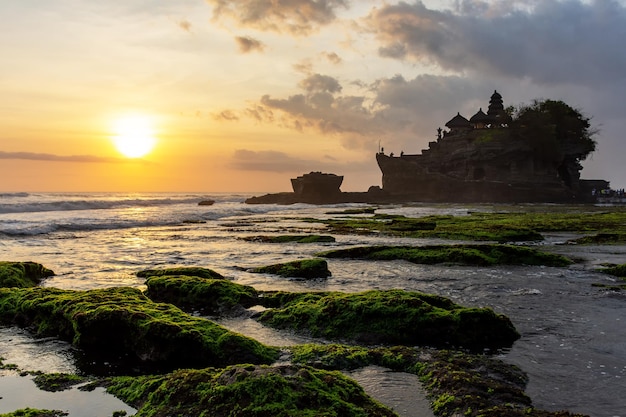 인도네시아의 타나롯 발리(Tanah Lot Bali)의 아름다운 일몰