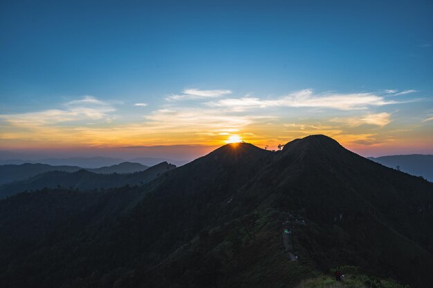 사진 아름다운 해가 지는 풍경과 산층이 아있는 아 <unk> 퓨에크 산 <unk> 파 <unk> 국립공원의 가장 높은 산은 <unk> <unk> 푸에크 (khao chang phueak) 로 알려져 있습니다.