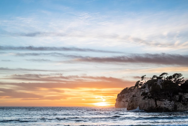 Cala Galdana deFerreriasMenorcaから地平線に沈む美しい夕日の景色