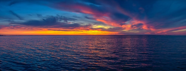 夏の夜の水面に沈む美しい夕日