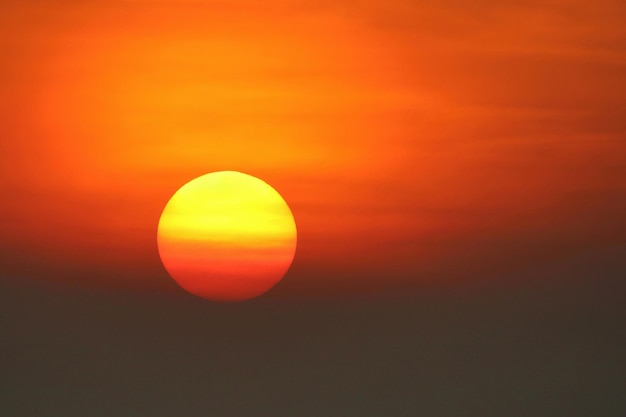 冬の美しい夕日。自然の背景