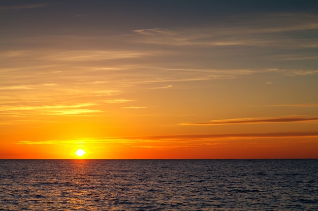 海の上の雲と美しい夕日