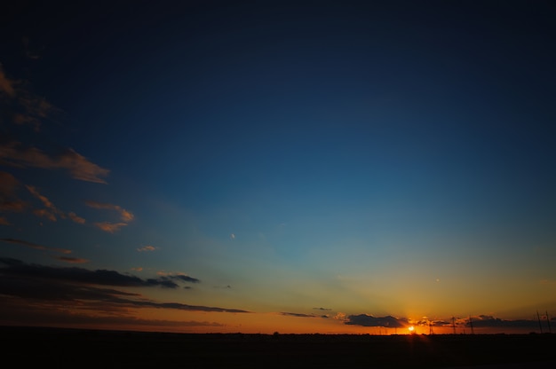 雲と美しい夕日