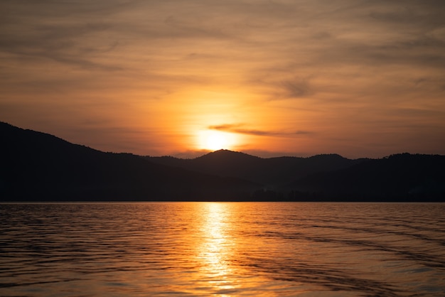 写真 背景に島と素敵な空と美しい夕日