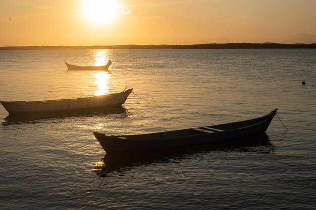 川にいくつかのボートがある美しい夕日