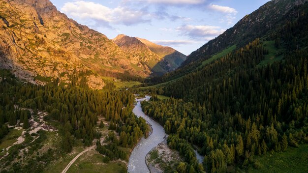 Foto bellissimo tramonto con vista sulla gola verde