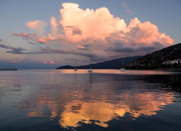 ギリシャのケファロニア島のイオニア海の美しい夕日とヨット