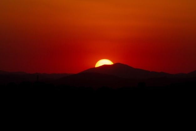 ブラジルの冬の山々の美しい夕日