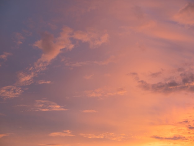 美しい甘く暖かい夕焼けの空