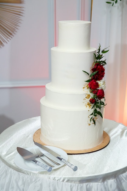 Beautiful and sweet wedding cake for newlyweds