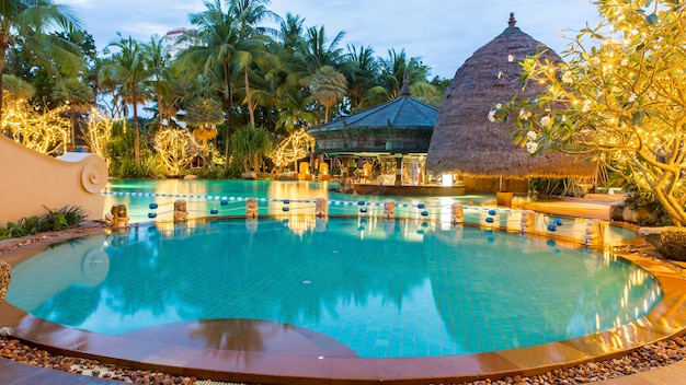 Фото Прекрасный бассейн в тропическом курорте пхукет, таиланд