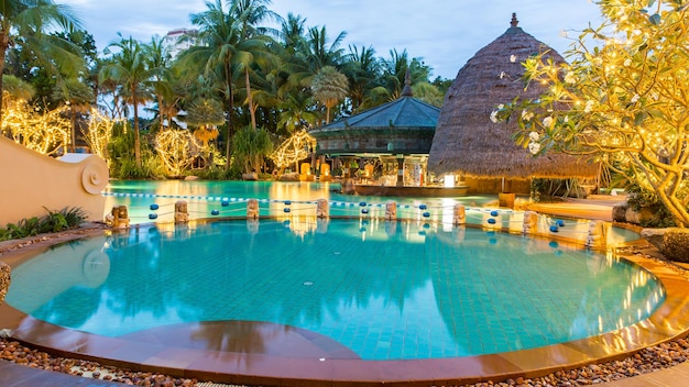 Foto bellissima piscina nella località tropicale di phuket, in thailandia