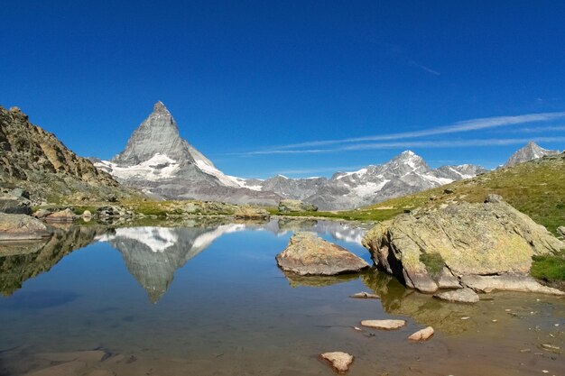 写真 スイス・アルプスの美しい風景 ステリシー湖とマッターホルン山の水の反射