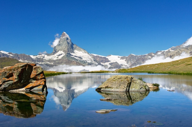 Stellisee湖と水、夏の山の景色、ツェルマット、スイスのマッターホルン山反射の美しいスイスアルプスの風景