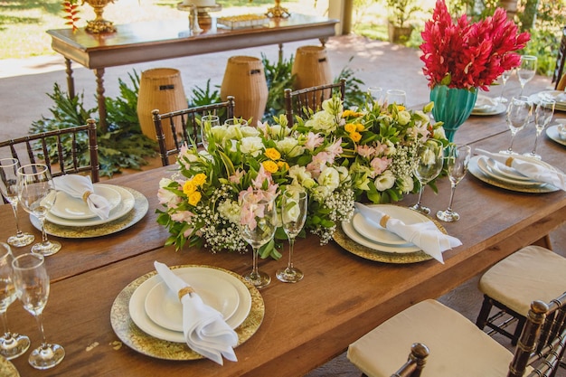 Photo beautiful table decorated for a wedding