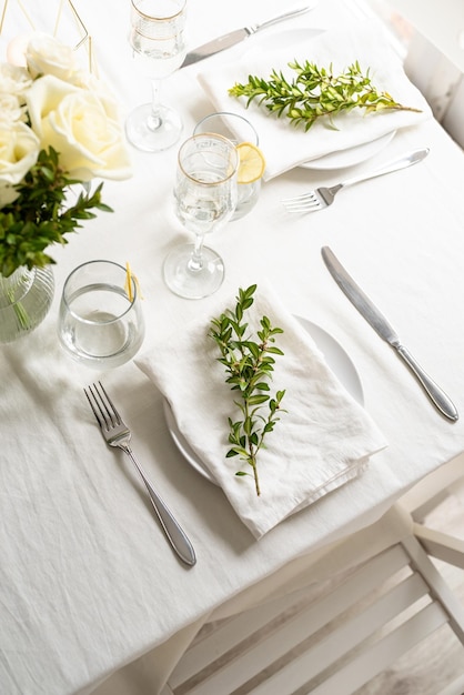 Foto bella tavola apparecchiata per una cena romantica per due