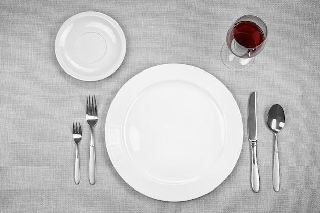 Photo beautiful table setting with white plates