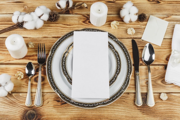 Foto bella tavola sul tavolo di legno