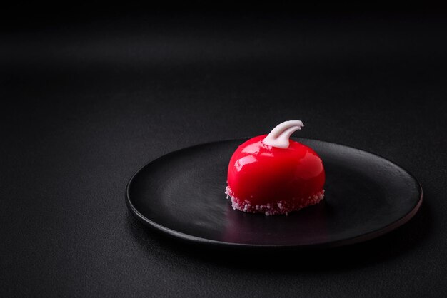 Foto bella gustosa torta cheesecake di colore rosso a forma di cuore