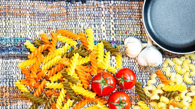 Photo beautiful tasty italian pasta tomatoes onions and garlic for cooking pasta