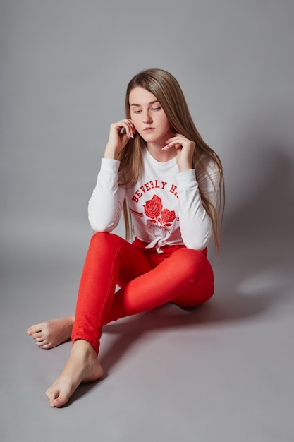 Photo beautiful teen girl smiling sitting on floor