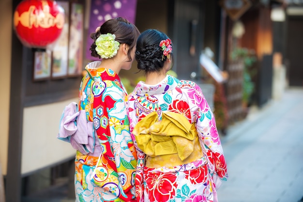 Foto bella giovane donna dell'adolescente che indossa kimono tradizionale giapponese