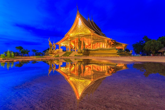 Красивый храм Phu Proud и отражение на воде после дождя