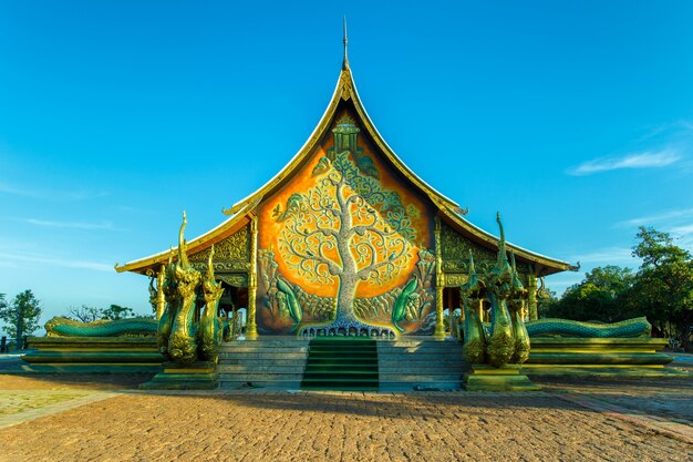 タイのウボンラーチャターニー県シリントーン地区で美しい寺院プー自慢