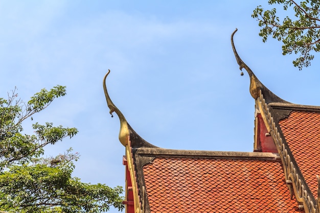 タイの美しい寺の屋根のタイル。